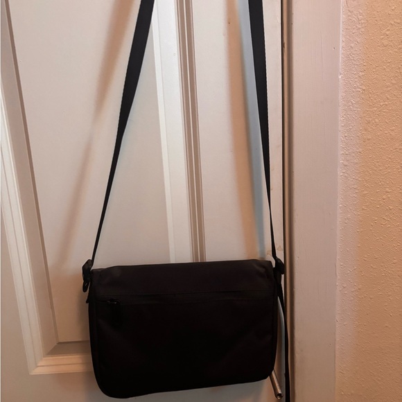 Nike Black Crossbody Bag with Adjustable Strap - Picture 4 of 4